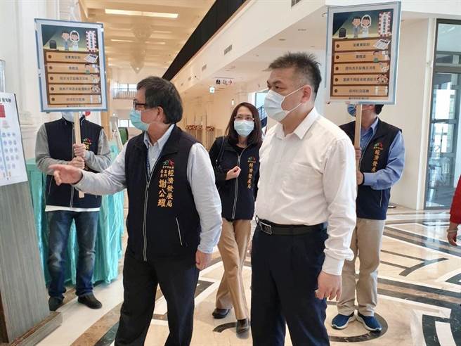 國內疫情急遽升溫，中市府持續強化大型餐宴會館防疫宣導。（台中市政府提供）