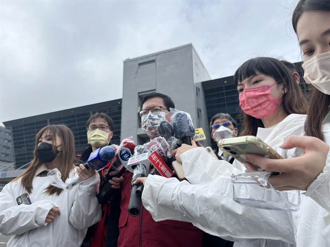 桃園市長鄭文燦表示，全是醫療院所只要遇到有上呼吸道感染者一率要採檢。（陳夢茹攝）