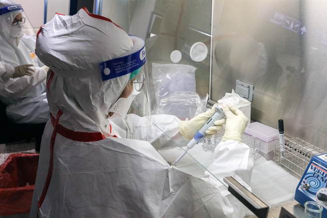 桃园亚旭电脑延烧累计70人确诊，市长郑文灿今更证实「有新增确诊个案，且不只亚旭电脑！」为确保社区安全，全市医疗院所只要遇到有上呼吸道感染症状的患者，一律必须採检。图为医检人员准备检测检体。（资料照，陈麒全摄）