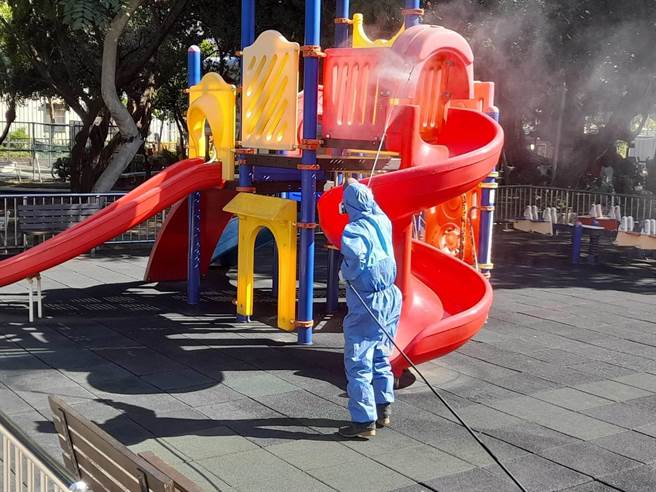 因應春節外出人潮及國內本土疫情升溫，中市運動局啟動各戶外運動場域防疫清消作業。（台中市政府提供）