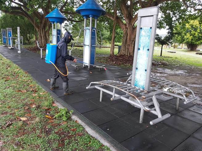 因應春節外出人潮及國內本土疫情升溫，中市運動局啟動各戶外運動場域防疫清消作業。（台中市政府提供）