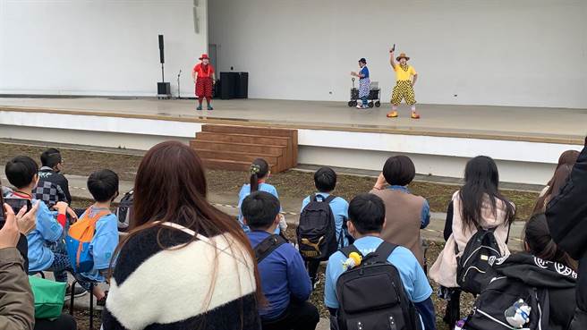 魔幻艺术嘉年华开幕首日招待弱势团体免费入园，欣赏逗趣小丑表演， 大小朋友都玩得开心尽兴。（王文吉摄）