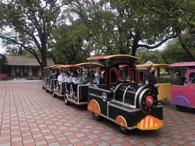 后里马场招待弱势团体搭乘小火车畅游，大小朋友都玩得开心尽兴。（王文吉摄）