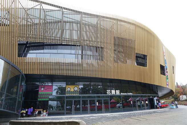 「2022魔幻艺术嘉年华」于花舞馆布置魔幻迷宫，带游客进入奇幻异世界。（王文吉摄）