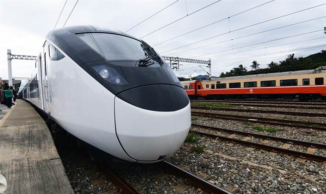 有媒体报导指出台铁新车EMU3000型自强号是配合民代要求「赶鸭子上架」，台铁今（23）日上午紧急澄清表示，车辆运用均依规章规定，经过各级保养及出库检查，新车更需经第三方验証单位测试合格，确认安全无虞后，才能上线使用，绝无受到外力干预而违规或强行使用的情形。（资料照，庄哲权摄）