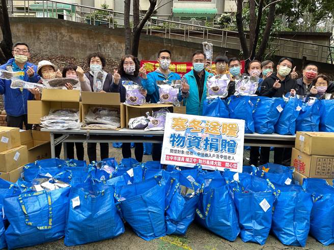 市議員楊正中與服務處執行長楊大鋐等，今天於國安國宅發放過年物資及年菜給國安國宅社區中低收入戶和獨居老人。（楊正中服務處提供）