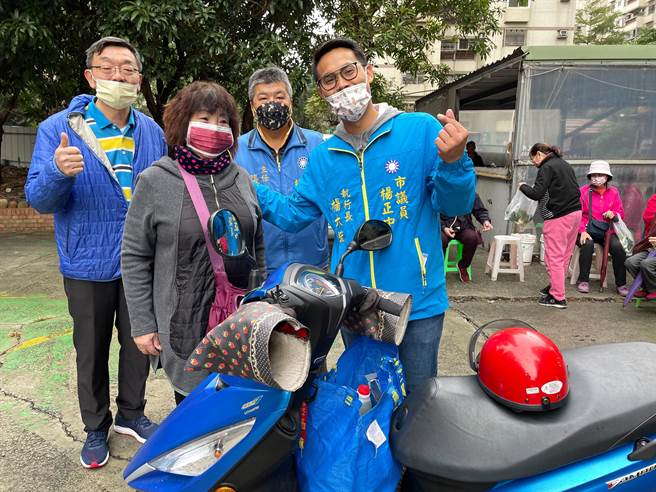 楊大鋐說，為讓弱勢家庭和獨居老人都能過一個好年，發放濟助國安社區的中低收入戶及獨居老人，希望他們都能夠過一個好年。（楊正中服務處提供）