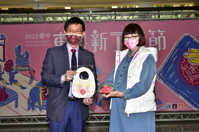 台中市客委会主委江俊龙（左）宣布復办东势新丁粄节，但规模精简为1天。（台中市客委会提供／王文吉台中传真）