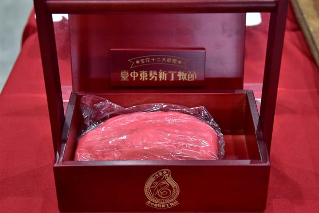台中东势新丁粄节2月15日当天将公益贩卖文创商品内装1斤红粄的仿古木提篮。（台中市客委会提供／王文吉台中传真）