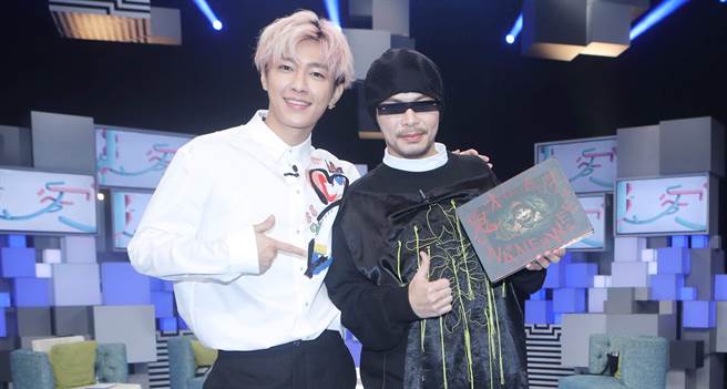 黄明志日前上炎亚纶主持的谈话节目《36题爱上你》，两人相谈甚欢。（公视提供）