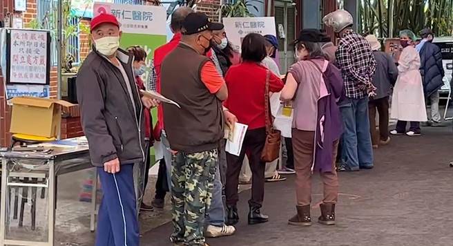 關西鎮衛生所23日一早加開疫苗接種站，民眾接種意願踴躍，導致現場大排長龍，甚至須等2、3小時才打到疫苗。（翻攝照片）