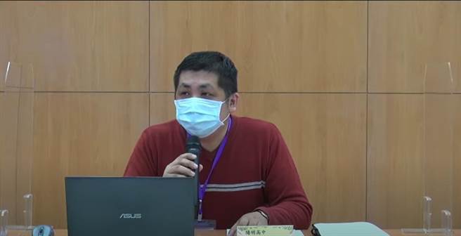 111学年度大学学测考试今(23)日迈入第3天，上午考科为数学B，阳明高中数学老师苏顺圣等人负责解题。(李侑珊翻摄)