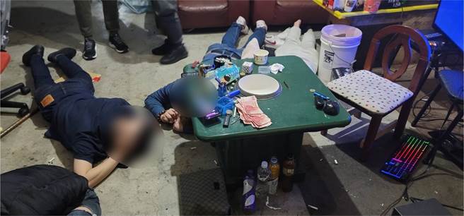 13毒虫躲顶楼加盖聚赌又吸毒 （翻摄照片／戴上容新北传真）