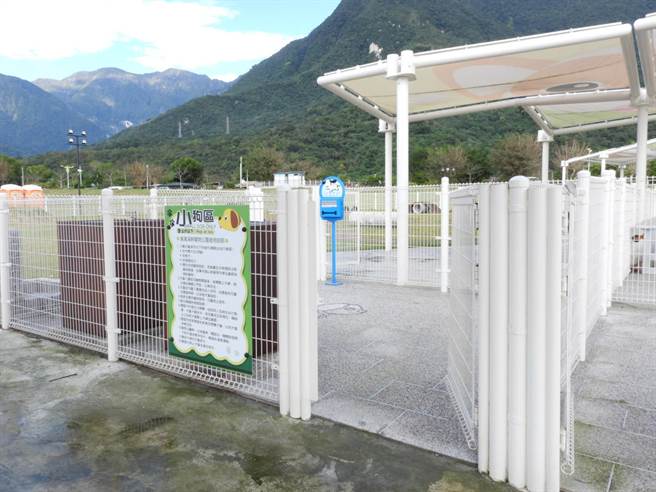 花莲县宠运动运动公园内有分大小狗专区，每区没口均有提供宠物便袋与垃圾桶，供饲主即时处理毛小孩的粪便。（罗亦晽摄）