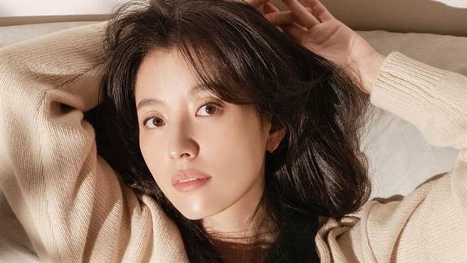 韩孝周近日接受媒体採访时，裙子突然爆开引起现场骚动。（图／IG@hanhyojoo222）