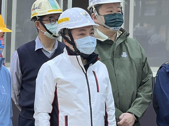 侯友宜今视察板桥忠孝国中校舍整建工程。（王扬杰摄）