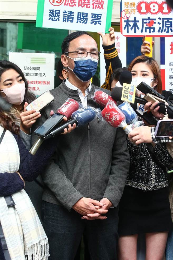 疫情延烧扩大，国民党主席朱立伦23日被问到执政党有没有把疫情守住时表示，疫情看起来越来越严重，做为一个在野党对于疫情防疫是同心协力，已经多次提醒希望政府能够做好严格的把关，但看来每一次破口似乎都是一再重复。（邓博仁摄）
