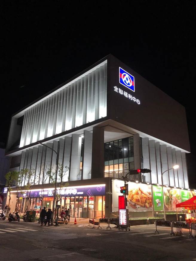 全联台东中山店，以简约的白色系定调整栋建筑立面，（全联提供）
