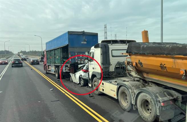 台17中彰大橋23日發生嚴重追撞車禍，一輛轎車慘被2大車夾成鐵餅，1男1女送醫。（翻攝記者爆料網）