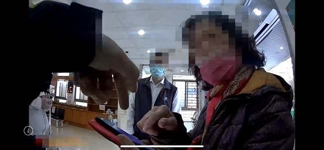 新北市莺歌区70岁黄姓妇人因网路交友认识一名自称联合国驻外医师的男子，男子要求黄女匯款，帮助他来台，所幸员警、行员即时阻拦，才未使诈骗集团得逞。（三峡警分局提供）