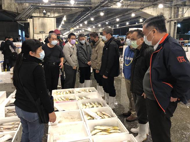 张致盛协同台北鱼市陈志芳总经理了解金鲳、石斑等国产水产品供应状况。（渔业署提供）