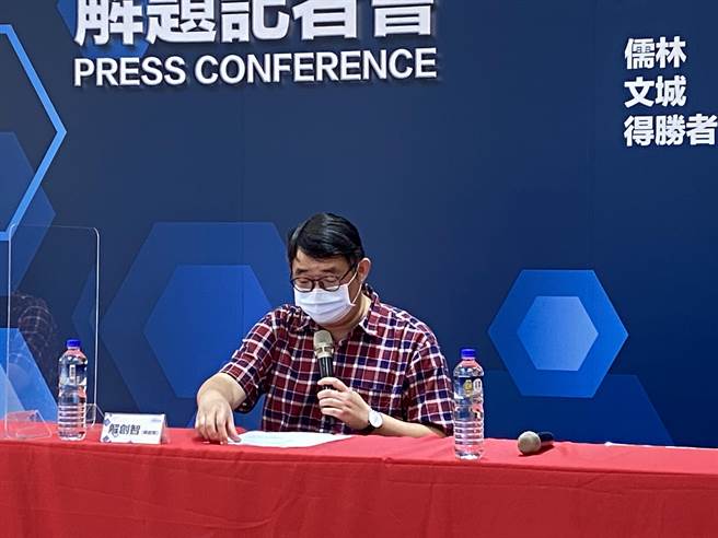 补教老师解创智认为今年数学Ｂ考题难易适中。（林志成摄）