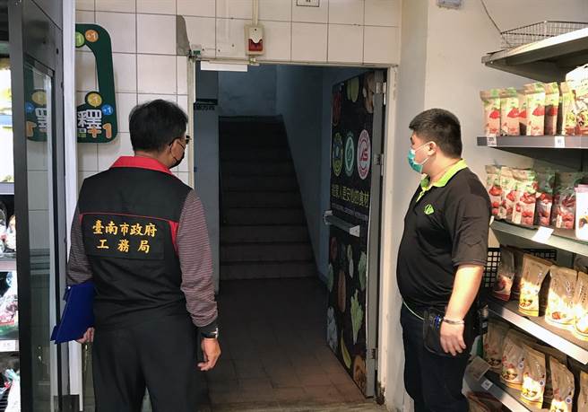 台南市政府工务局春节前清查辖内大型百货公司、量贩店、电影院等建筑物的防火避难设施设备安全管理情形。（工务局提供／洪荣志台南传真）