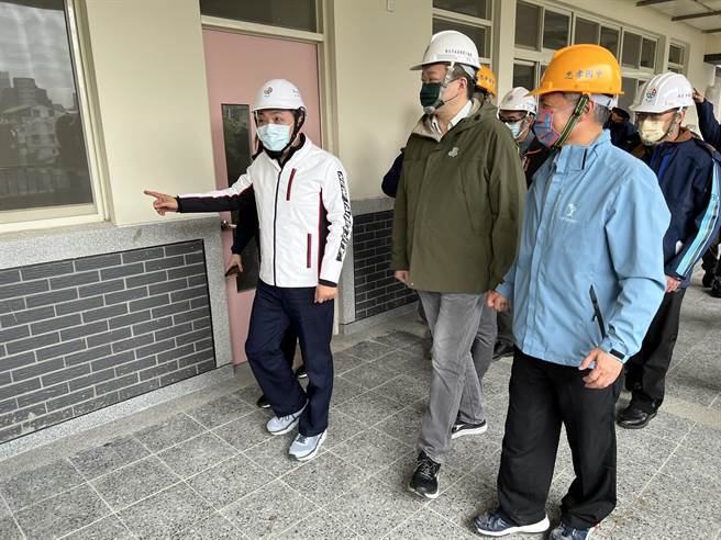 侯友宜今视察板桥忠孝国中校舍整建工程。（王扬杰摄）