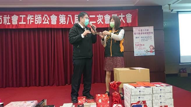 台南市長黃偉哲（左）致贈超商禮券給台南市社工師公會當抽獎品，理事長鍾素珠代表接受。（程炳璋攝）