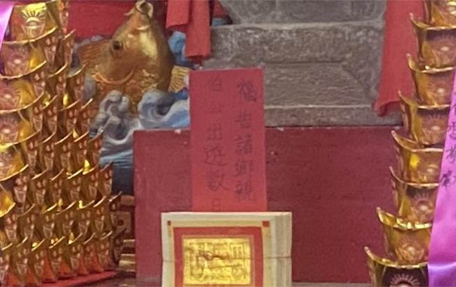 王姓夫妇留下红纸条，就将神像搬走。（翻摄照片／李京升苗栗传真）