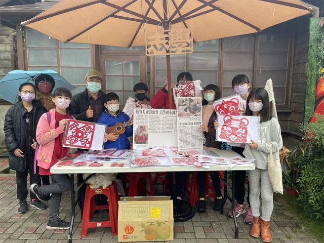 花莲县寿丰乡志学国小去年利用雷射切割机制作窗花，减少鸟类遭「窗杀」的机会，意外让「窗花」暴红，因此学生们今年再度制作虎年窗花，替田径队筹措远赴外地比赛的经费，并于周末在花莲市公所好客市集摆摊贩售。（花莲市公所提供／罗亦晽花莲传真）