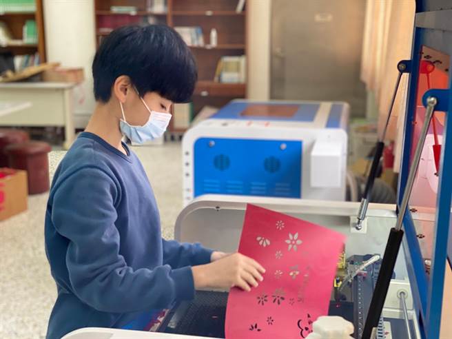 花莲县寿丰乡志学国小去年利用雷射切割机制作窗花，减少鸟类遭「窗杀」的机会，意外让「窗花」暴红。（花莲市公所提供／罗亦晽花莲传真）