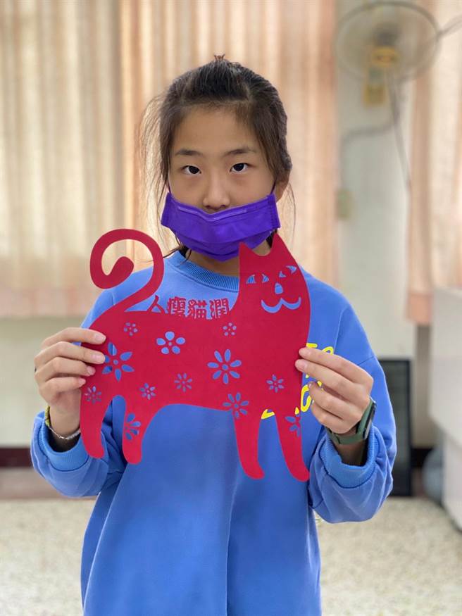 花莲县寿丰乡志学国小去年利用雷射切割机制作窗花，减少鸟类遭「窗杀」的机会，意外让「窗花」暴红。（花莲市公所提供／罗亦晽花莲传真）