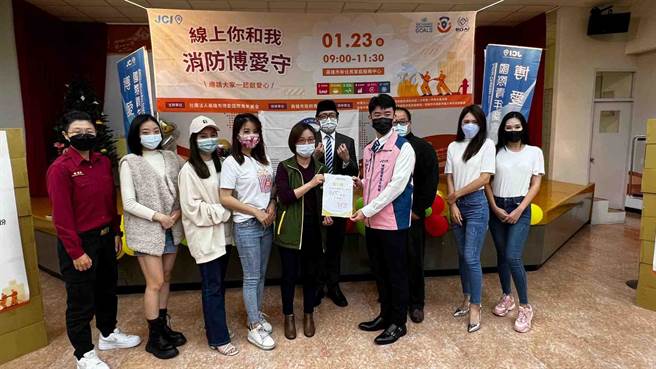 高雄市博爱国际青年商会今（23）日举办「线上你和我 消防博爱守」活动，力邀网红响应物资捐赠，募得200份物资，捐助给新住民家扶中心。（柯宗纬摄）