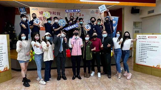 高雄市博爱国际青年商会今（23）日举办「线上你和我 消防博爱守」活动，力邀网红响应物资捐赠，募得200份物资，捐助给新住民家扶中心。（柯宗纬摄）