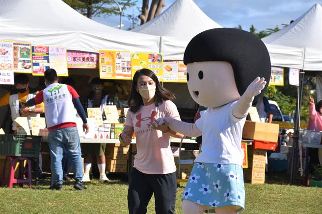 台东家扶中心23日举办爱市集义卖活动，协助筹措1600万元的奖助学金。（台东家扶中心提供／蔡旻妤台东传真）