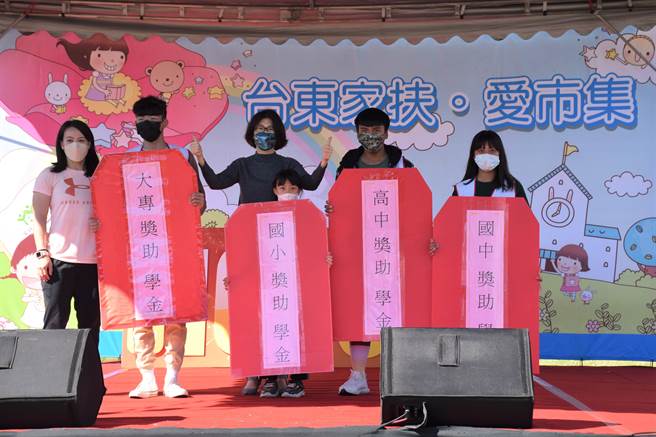 台东家扶中心23日举办爱市集义卖活动，协助筹措1600万元的奖助学金。（台东家扶中心提供／蔡旻妤台东传真）