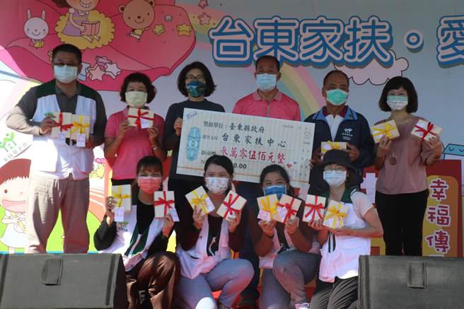 台东家扶中心23日举办爱市集义卖活动，协助筹措1600万元的奖助学金。（台东县政府提供／蔡旻妤台东传真）