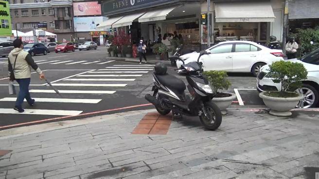 驾驶自小客车的田男与陈姓男骑士发生行车纠纷，田男怒持木刀挥砍骑士，现场被逮捕送办。（民眾提供／陈淑芬台中传真）