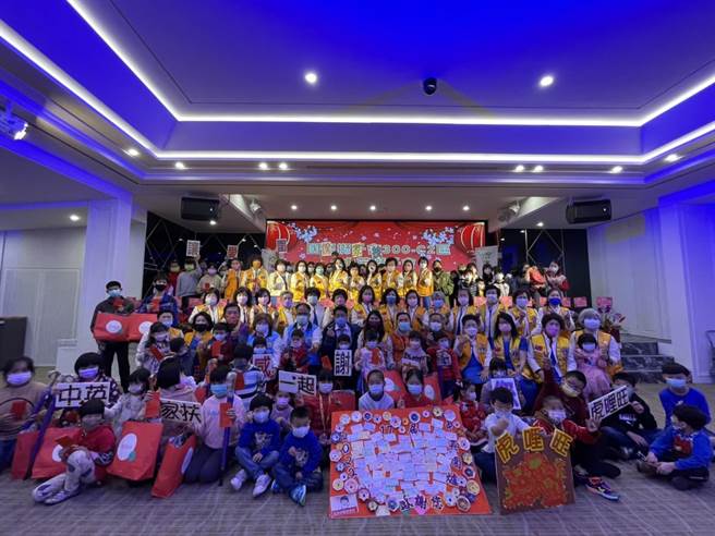 中英獅子會連續17年招待北台中家扶中心扶助的家庭提前吃團圓飯，今年有60戶、157名親子提前圍爐。（王文吉攝）