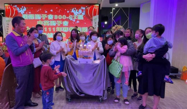 中英獅子會圍爐宴席間，準備驚喜蛋糕，為在場的1月壽星慶祝生日。（王文吉攝）