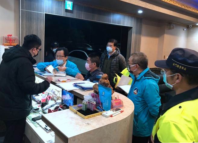 金门县府昨晚兵分2路，针对具高风险的休閒娱乐场所展开防疫稽查。（金门县府提供）