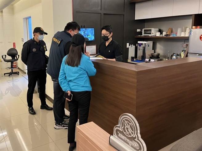 金门县府昨晚兵分2路，针对具高风险的休閒娱乐场所展开防疫稽查。（金门县府提供）