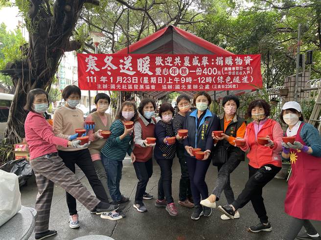 台中市南區國光社區發展協會，23日舉辦「捐購愛心年糕」活動，50名志工熱情參與。（馮惠宜攝）