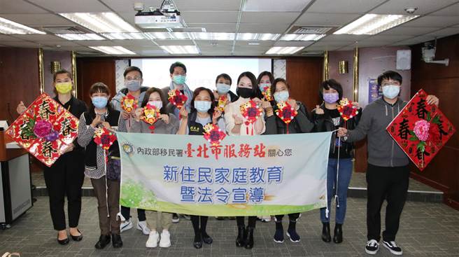 移民署北区事务大队台北市服务站举行「新住民家庭教育暨法令宣导」课程，手作虎年春联吊饰，提前感受春节气氛。（图／移民署提供）