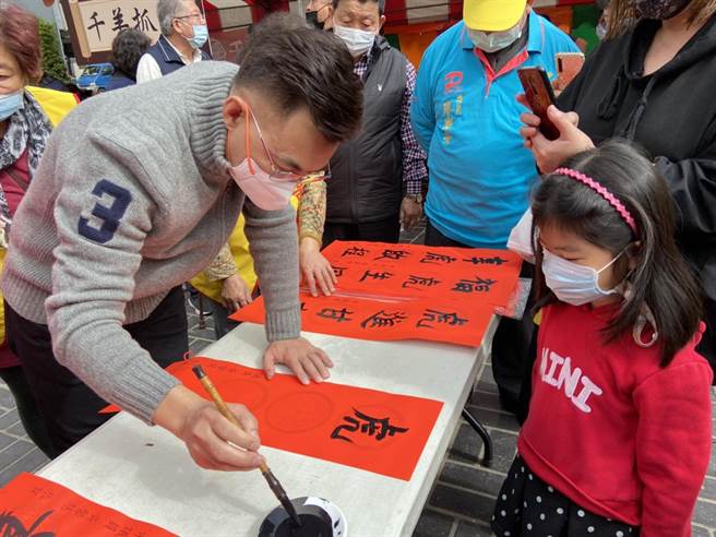 台中市議員黃馨慧23日邀請六位書法老師，在西屯文財廟前廣場揮毫。（黃馨慧服務處提供）