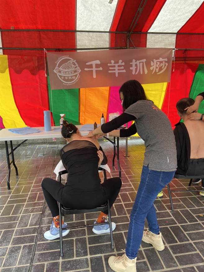 「千羊抓痧」指導老師楊淑惠與夥伴用抓痧讓身體產生治癒率，重新啟動免疫系統，受到鄉親歡迎。（黃馨慧服務處提供）