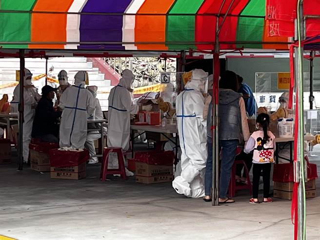 高市政府在旗津广济宫设快筛站对居民进行普筛。（读者提供／石秀华高雄传真）