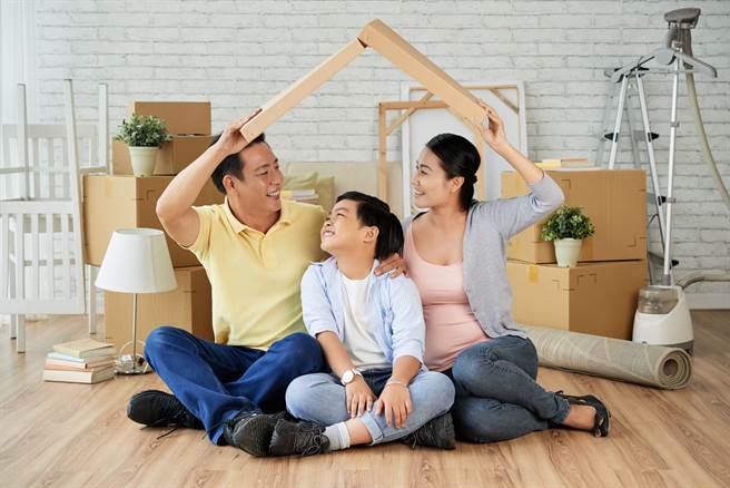 天秤座、狮子座、水瓶座和金牛座在家人面前喜欢装坚强，总是报喜不报忧。(示意图/达志影像)