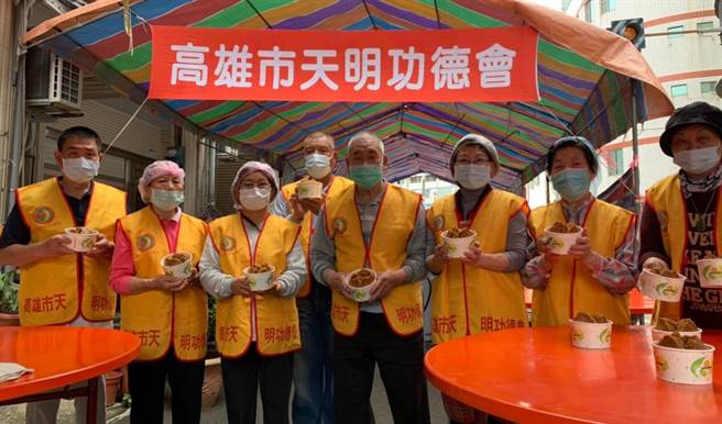 高雄市天明功德會持續做公益，分送炊粿給長輩們享用。（高雄市社會局提供／林瑞益高雄傳真）